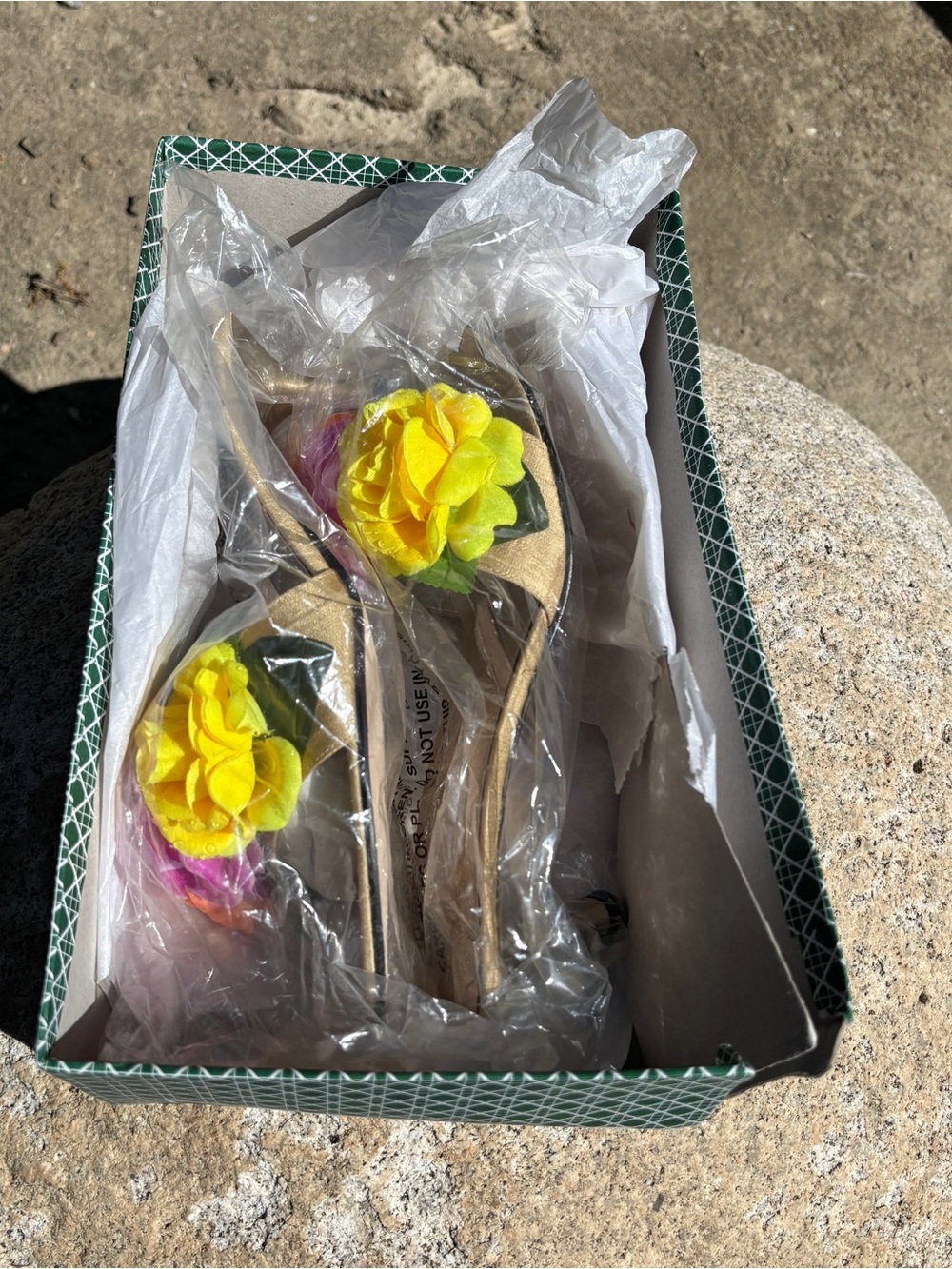 Women’s Size 8.5. J. Renee Gold Floral Slide Heels with Multicolor Flowers - Picture 9 of 11